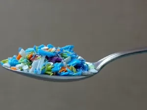 Microplásticos na comida: saiba quais alimentos podem conter mais