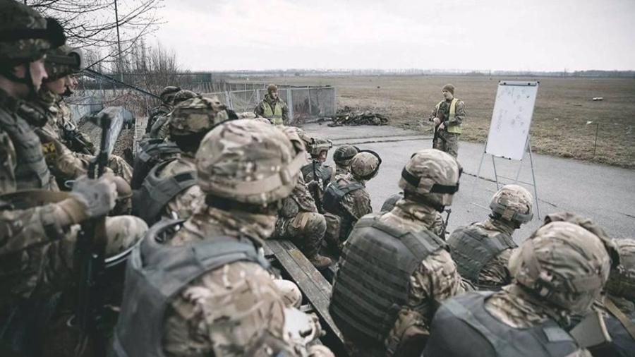 Batalhão Azov, grupo neonazista ucraniano, divulga imagens de treinamento militar nas redes sociais - Reprodução da internet