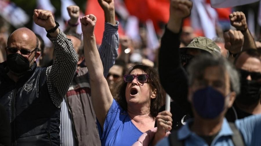 1°.mai.2022 - Manifestantes em protesto no dia do Trabalho em Atenas, na Grécia - Aris Messinis/AFP