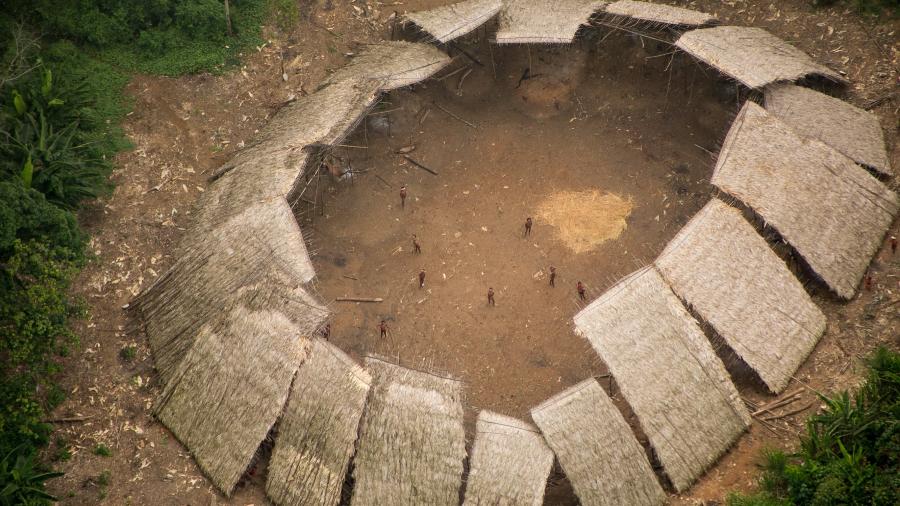 Malocas de indígenas em isolamento voluntário dentro do território ianomâmi - FUNAI