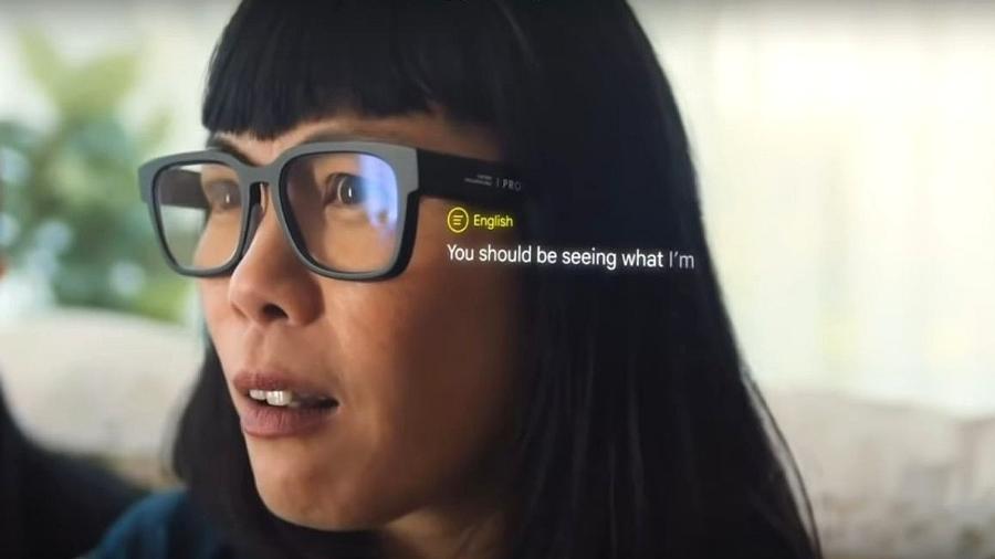 Mulher vê tradução para o inglês de fala em mandarim, em cena de vídeo de apresentação dos óculos tradutores da Google - Reprodução/ Youtube/ UploadVR