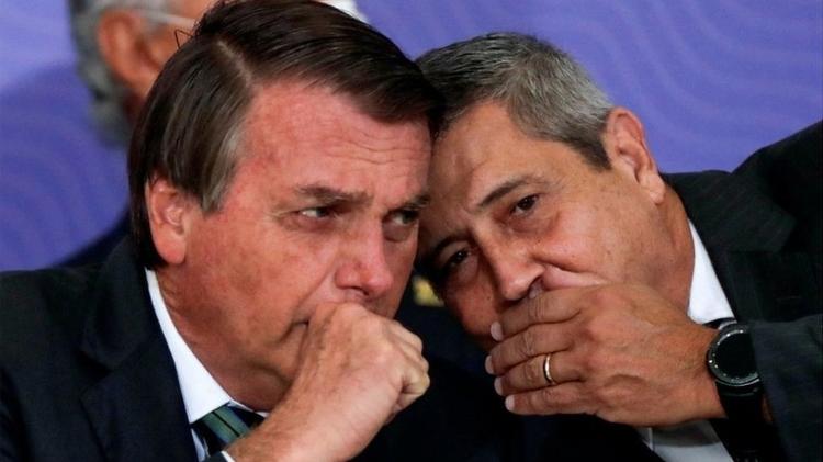 Bolsonaro conversa com o general Walter Braga Netto