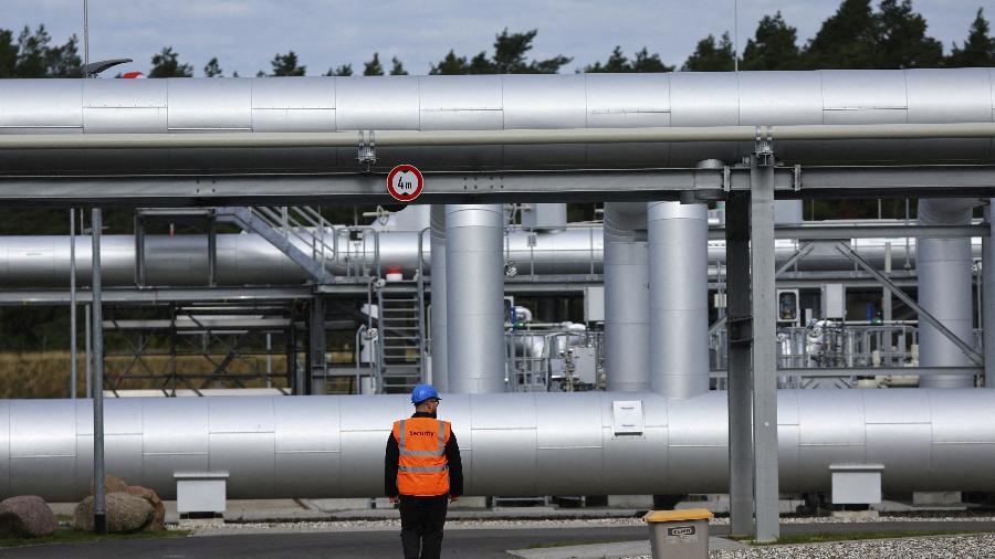 Segurança caminha em frente às instalações de desembarque do gasoduto Nord Stream 2 do Mar Báltico em Lubmin, Alemanha, 19 de setembro de 2022 - FABRIZIO BENSCH/REUTERS