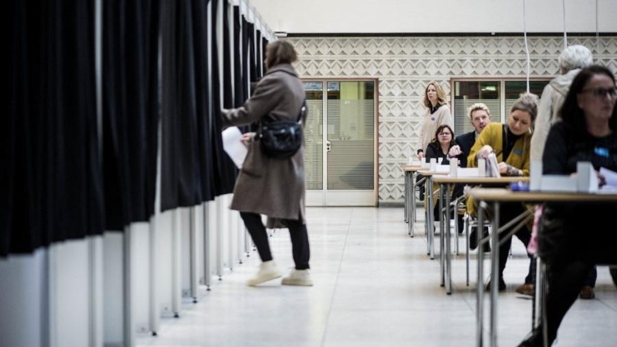 Local de votação em Odense, na Dinamarca - 1º.nov.2022 - Tim Kildeborg Jensen / Ritzau Scanpix / AFP