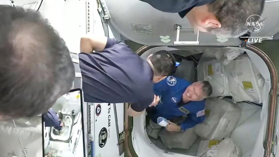 Imagem mostra comandante da missão Crew-5, o astronauta Stephen Bowen (em azul) chegando à Estação Espacial Internacional - AFP/Nasa TV/Divulgação