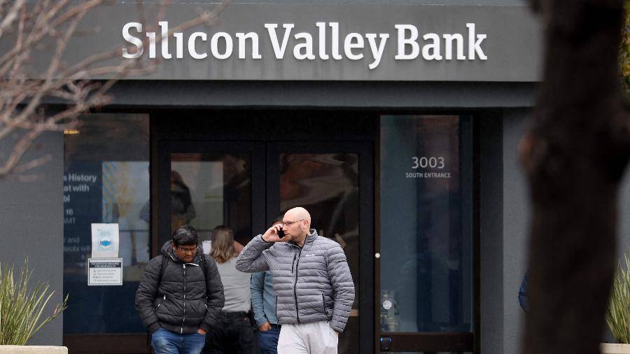 10.mar.2023 - Funcionários do lado de fora da sede fechada do Silicon Valley Bank em Santa Clara, Califórnia. O banco foi fechado na manhã de sexta-feira por entes reguladores da Califórnia - 10.mar.2023 - Justin Sullivan/Getty Images via AFP