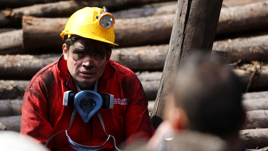 Equipes de resgate trabalham na mina em Sutatausa, na Colômbia; 21 pessoas morreram após uma explosão - LUISA GONZALEZ/REUTERS