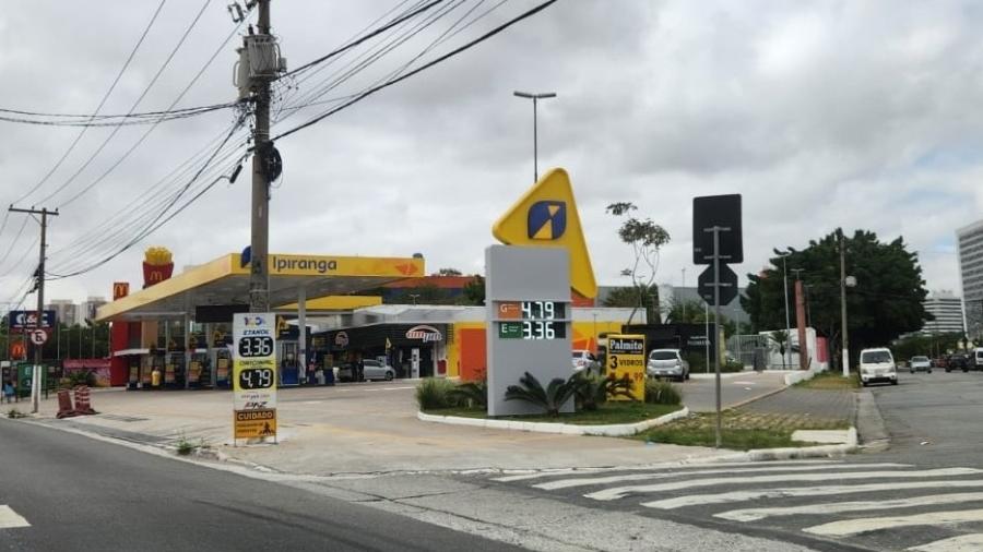 Preço do combustível após anúncio de redução dos preços, em posto de combustível em SP - Felipe Virgili/UOL
