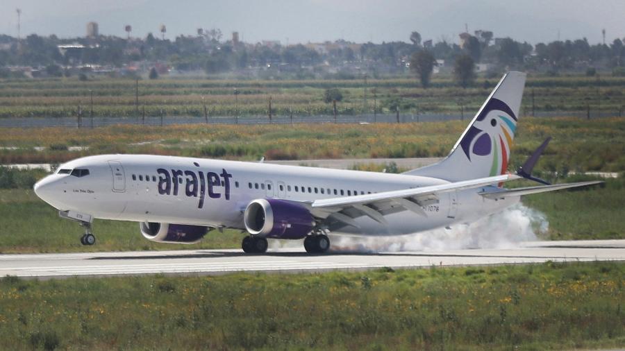 Avião da companhia aérea dominicana Arajet pousa no aeroporto internacional Felipe Angeles, em Zumpango, no México