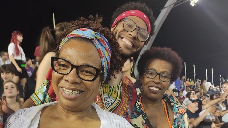 Cleide ao lado da tia e do primo enquanto assistiam ao desfile da Mocidade Alegre