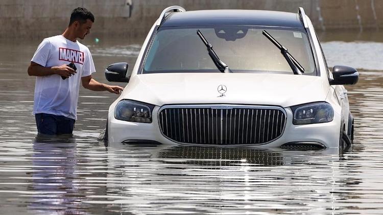 Carro submerso nos Emirados Árabes 