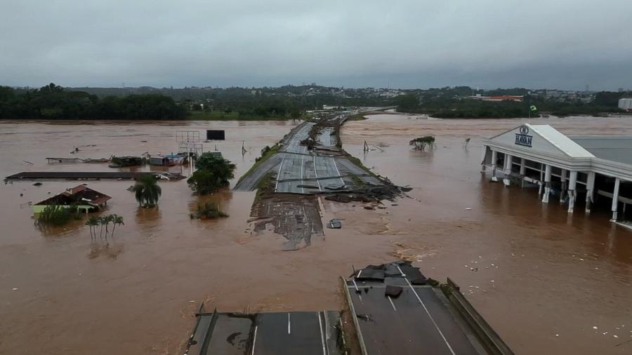 07.mai.24 - Ponte inundada do rio Taquari, que faz parte da rodovia BR-396 que liga as cidades de Lageado e Estrela, na região do Vale do Taquari - AFP PHOTO / SAO PAULO CIVIL DEFENSE