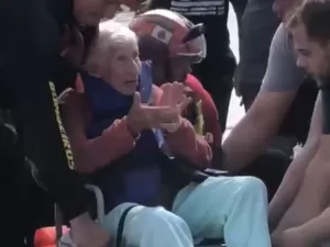Idosa de 96 anos é resgatada por bombeiros no RS e agradece com aplausos
