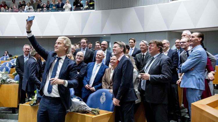 O líder da extrema direita holandesa, Geert Wilders, faz selfie durante posse da Câmara dos Representantes