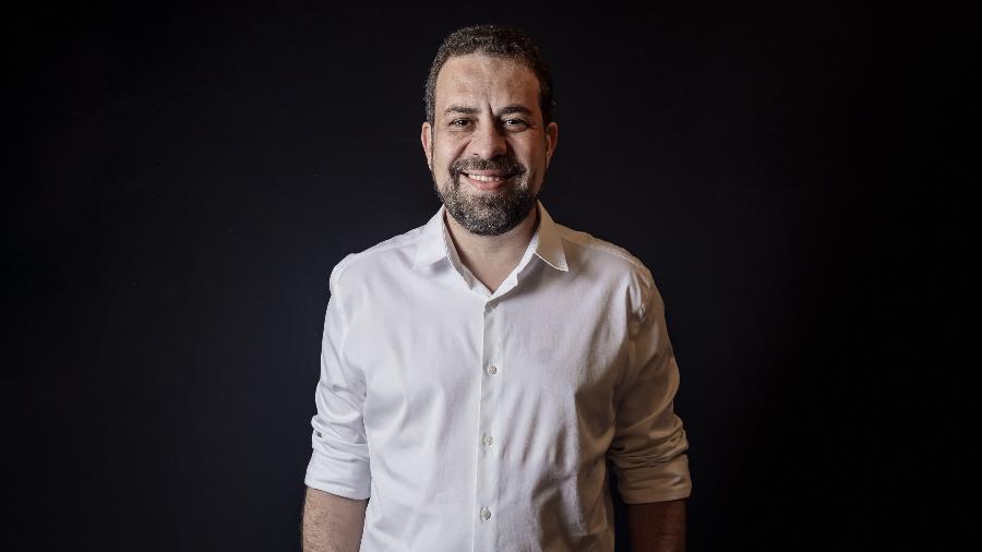 O candidato à Prefeitura de São Paulo, Guilherme Boulos (PSOL), em sabatina UOL/Folha