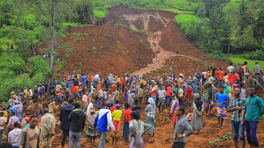 23.jul.24 - Pessoas no fundo de um deslizamento de terra que ocorreu no distrito de Geze-Gofa