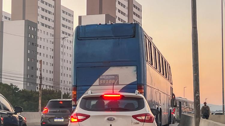 Ônibus com servidores do Centro de Apoio ao Trabalhador, da Prefeitura de SP, rumo a ato de campanha de Ricardo Nunes