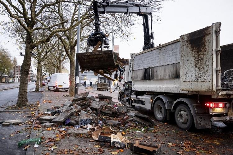 Entulhos são removidos da rua após tumultos noturnos no distrito de Niew-West, em Amsterdã