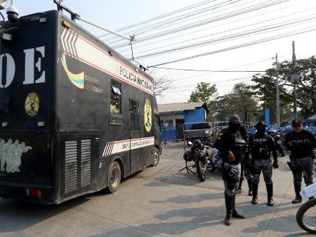 Polícia nacional se concentra do lado de fora de prisão em Guayaquil, no Equador - Gerardo MENOSCAL / AFP