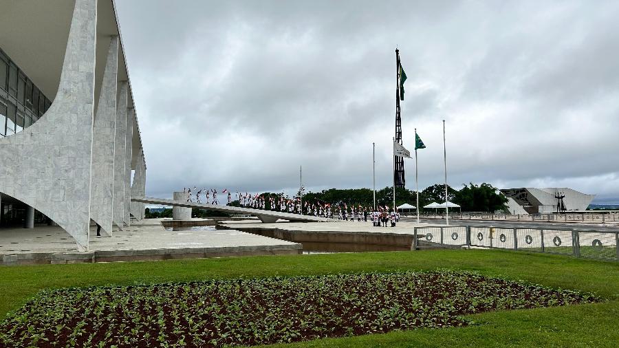 Guardas da Dragões da Independência se movimentam no Palácio do Planalto para receber embaixadores