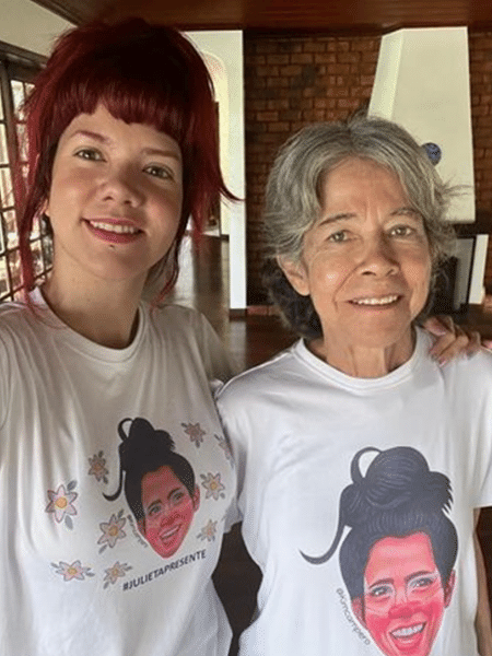 Sophía La Roja, irmã de Julieta, ao lado da mãe