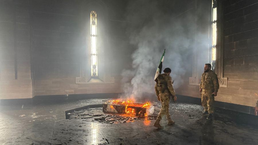 Combatentes rebeldes ao lado do incêndio  - AAREF WATAD / AFP