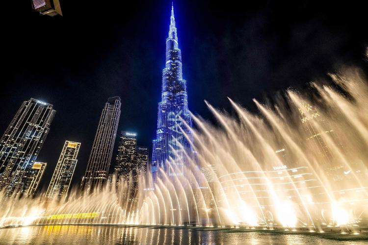 Fontes d'água ao redor do Burj Khalifa, minutos antes da queima de fogos que celebrou a chegada de 2025