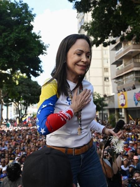 A líder da oposição venezuelana, Maria Corina Machado, gesticula ao fazer um discurso durante um protesto convocado pela oposição na véspera da posse presidencial, em Caracas, em 9 de janeiro de 2025