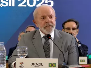 Lula exibe 'Ainda Estou Aqui' e faz política em casa