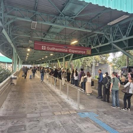 Passageiros enfrentaram filas para entrar em estações na manhã de hoje após problemas na estação Barra Funda Passageiros enfrentaram filas para entrar em estações na manhã de hoje após problemas na estação Barra Funda