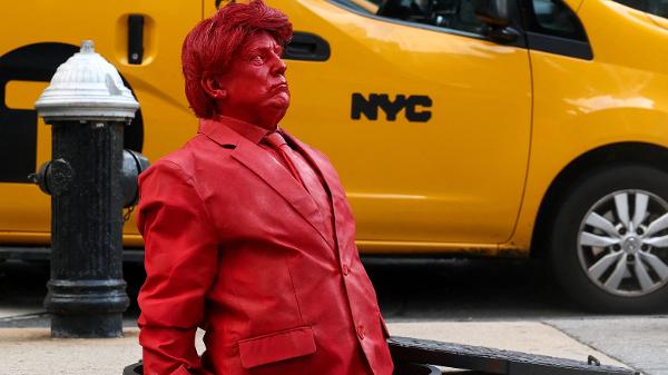 Escultura de Donald Trump saindo de um bueiro, criada pelo artista James Colomina, é exibida em Manhattan