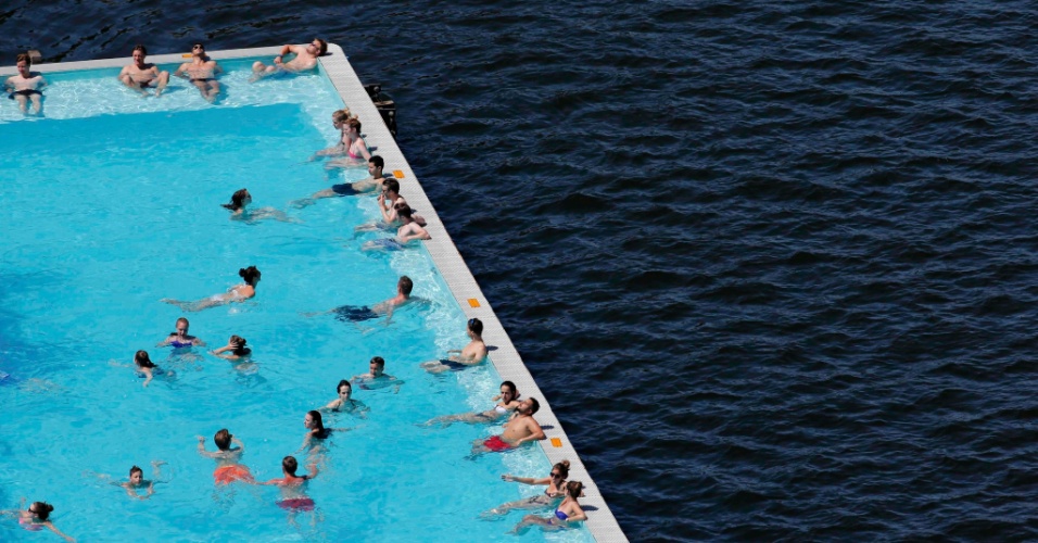 2.jul.2015 - Turistas aproveitam piscina sobre o rio Spree, em Berlim, na Alemanha
