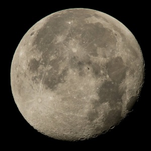 2.ago.2015 - A Nasa divulgou uma foto da lua em que aparece a silhueta da Estação Espacial Internacional - NASA