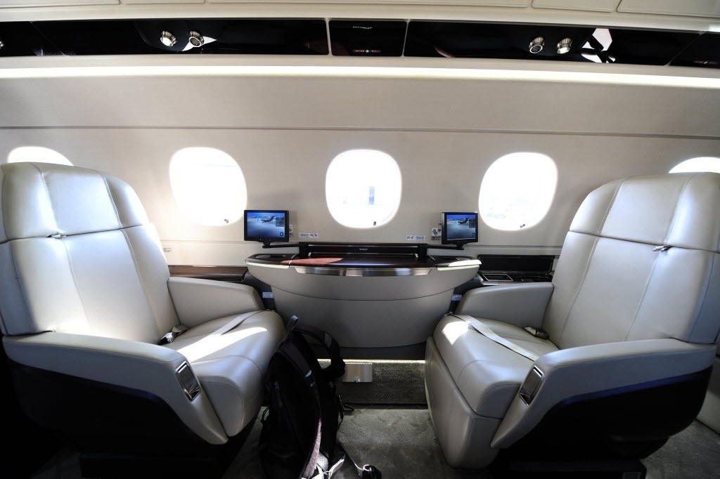 A cabine de passageiros do Legacy 450  tem 1,83 m de altura e piso plano; o sistema de entretenimento a bordo inclui vídeo de alta definição - Junior Lago/UOL