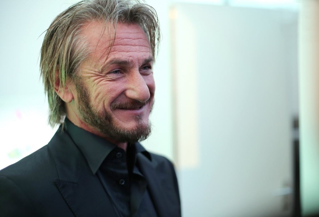 1.nov.2015 - O ator Sean Penn se reúne com a ministra francesa da Ecologia, Desenvolvimento Sustentável e Energia, Segolene Royal, antes da 21ª Conferência sobre Mudanças Climáticas da ONU (COP21), em Paris, na França. Engajado na causa, Penn afirmou estar otimista com os resultados da COP21, que acontece em Paris de 30 de novembro a 11 de dezembro - Visual/Zumapress/Xinhua