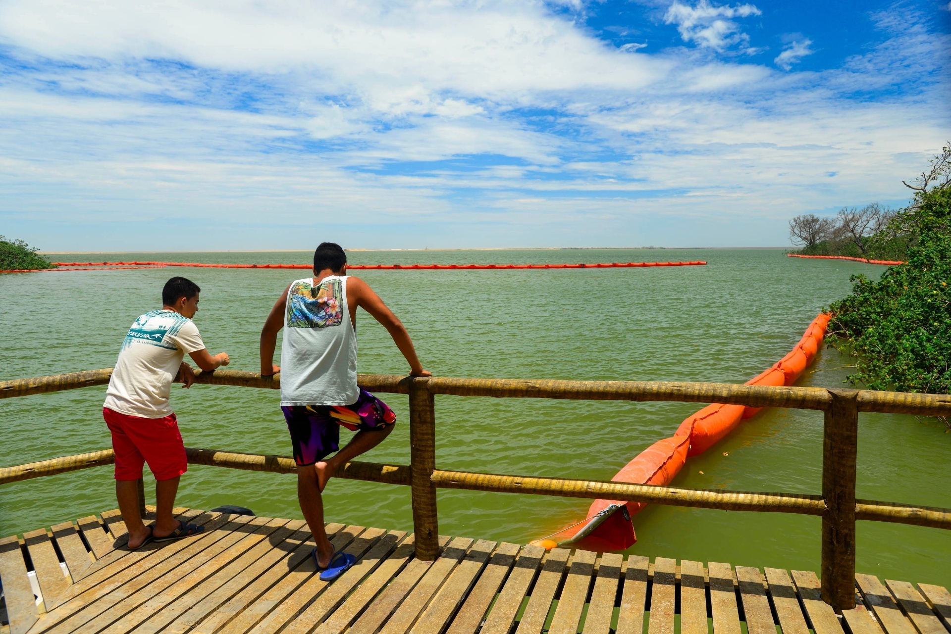 21.nov.2015 - Os cerca de 800 moradores da pequena Regência, distrito de Linhares (ES), localizada na foz do Rio Doce, acompanham com apreensão o caminho do mar de lama que cobriu Mariana (MG) há duas semanas e deve chegar ao local neste fim de semana. Boias estão sendo instaladas pela Samarco, empresa responsável pelas barragens, para tentar conter a lama - Gabriel Lordello/Mosaico Imagem/UOL