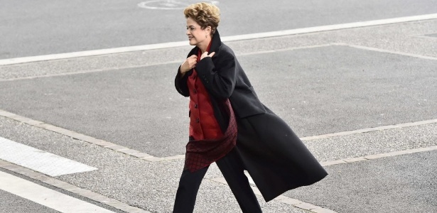 A presidente Dilma Rousseff chega no pavilhão da COP-21, na França - Loic Venance/AFP