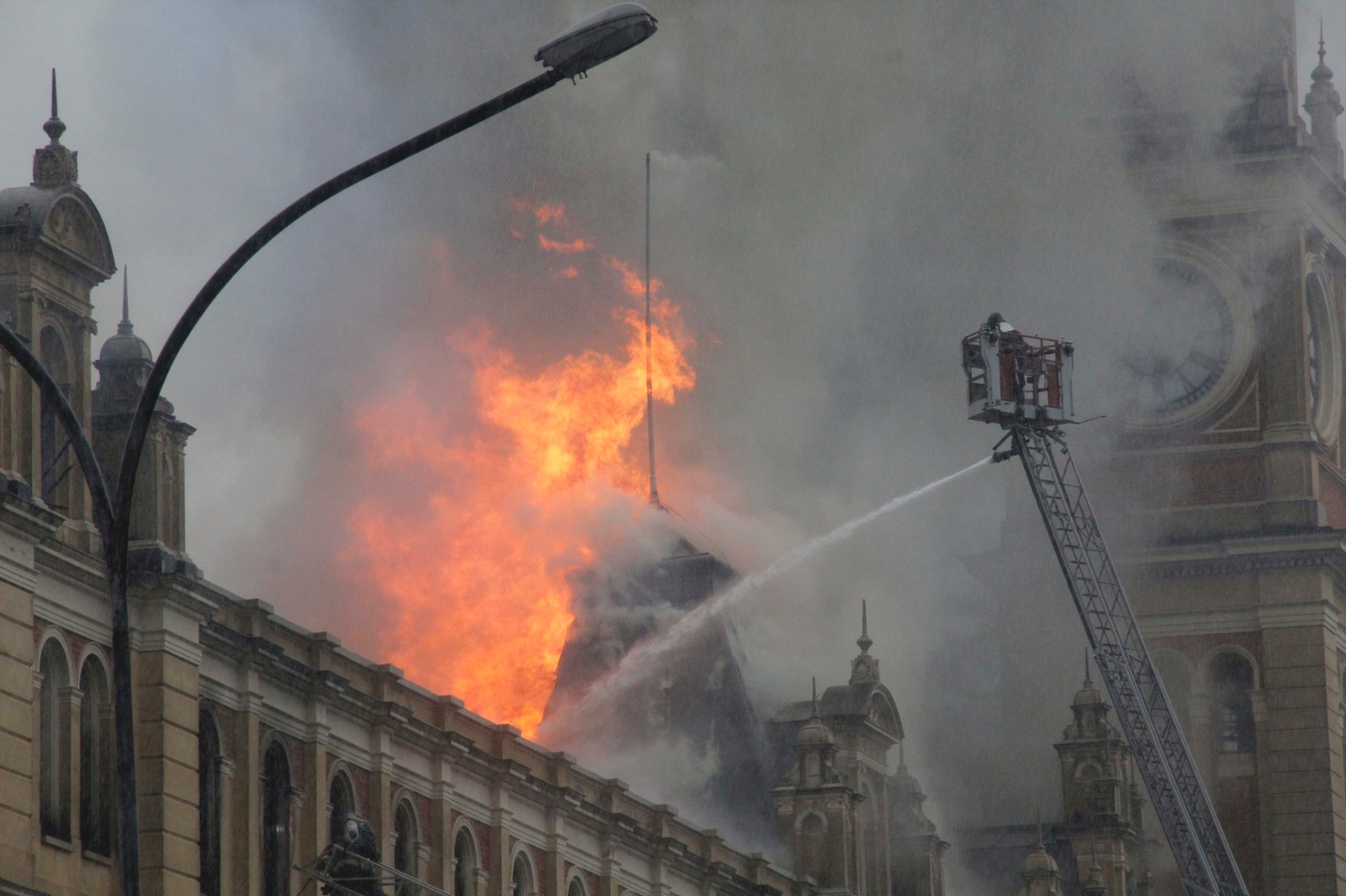 21.dez.2015 - Um incêndio de grandes proporções atinge o Museu da Língua Portuguesa, na região central de São Paulo. Não há informações sobre as causas de incêndio nem se há vítimas - Mariana Topfstedt/Sigmapress/Estadão Conteúdo