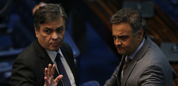 Cunha Lima (e) diverge do aliado Aécio (d) e defende a saída do PSDB do governo Temer - Alan Marques/Folhapress