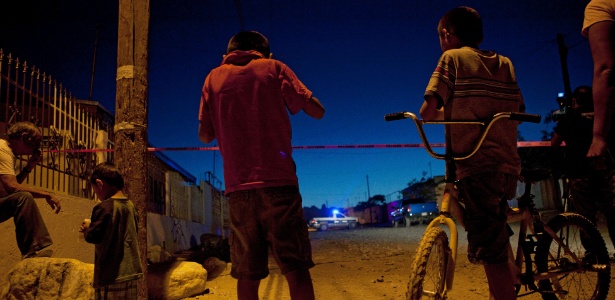 19.abr.2012 - Crianças observam cena de crime, onde dois homens foram assassinados, em Ciudad Juárez - Adriana Zehbrauskas/The New York Times