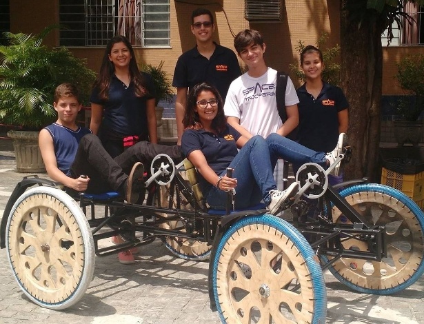 A equipe Spacetroopers e o rover (equipamento de locomoção) que criaram para participar de competição da Nasa nos EUA