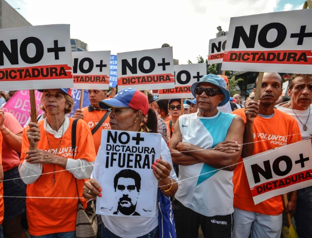 Oposicionistas protestam contra o governo Nicolás Maduro, em Caracas - Juan Barreto/AFP
