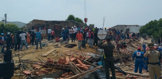 Equipes de resgate atuam após um prédio desabar em Cartagena das Índias - Reprodução/Cruz Roja Colombiana