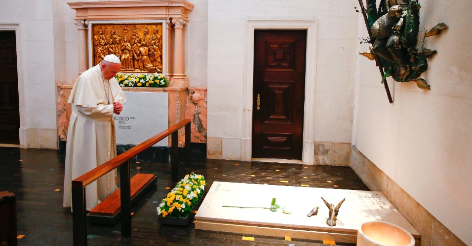 13.mai.2017 - Papa Francisco reza no túmulo de Jacinta e Francisco Marto no Santuário de Nossa Senhora de Fátima, em Portugal. Os irmão foram declarados santos neste sábado
