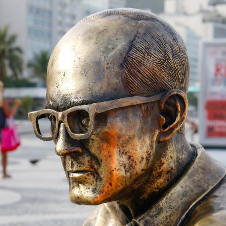 A estátua do poeta Carlos Drummond de Andrade, na praia de Copacabana, no Rio - ANDRE MELO/AGÊNCIA TEMPO/ESTADÃO CONTEÚDO