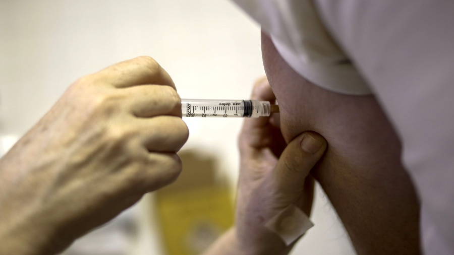 Homem é vacinado contra a febre amarela em São Paulo