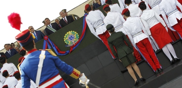 Protagonismo militar aumenta à medida que a crise do sistema político se agrava