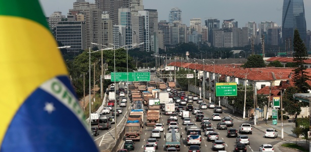 Caminhoneiros interrompem o tráfego no sentido Interlagos da Marginal Pinheiros, altura da ponte Eusébio Matoso, em São Paulo - RODRIGO PAIVA/ESTADÃO CONTEÚDO