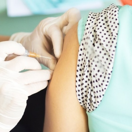 Vacina começa a ser testada em cinco profissionais da saúde - Getty Images