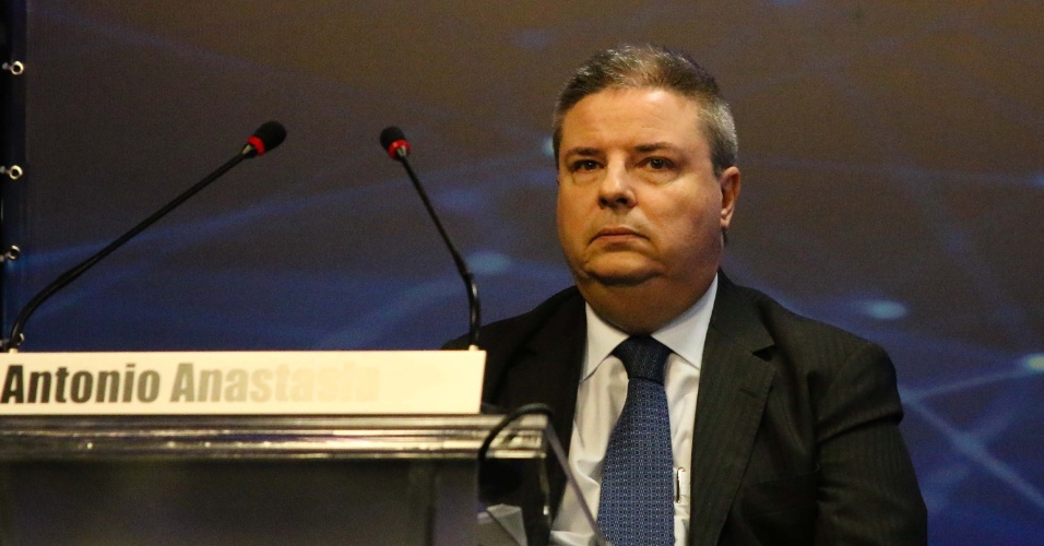 16.ago.2018 - Senador Antonio Anastasia (PSDB) participa de debate promovido pela Band, em Belo Horizonte, entre candidatos ao governo de Minas Gerais